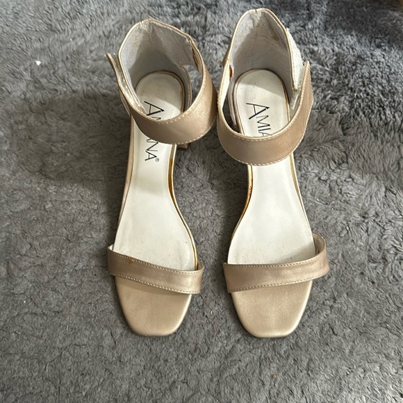 AMIANA heels - Picture 1 of 3